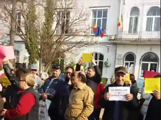 Miting ilegal în fața primăriei Corabia