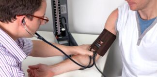 Principalul vinovat al tensiunii arteriale crescute! Greșeala majoră a multor persoane