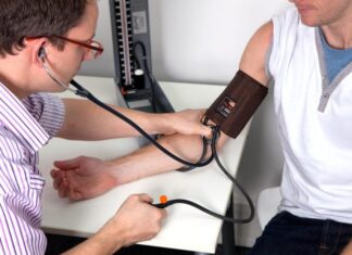 Principalul vinovat al tensiunii arteriale crescute! Greșeala majoră a multor persoane