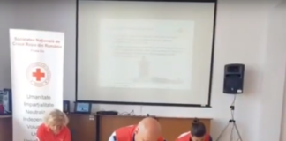 Polițistul slătinean Viorel Teacă instruiește populația pentru deprinderea unor tehnici și manevre de prim ajutor