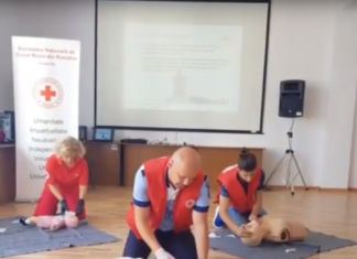 Polițistul slătinean Viorel Teacă instruiește populația pentru deprinderea unor tehnici și manevre de prim ajutor