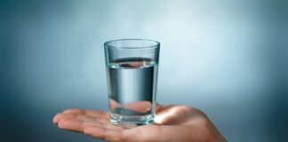 Mitul celor doi litri de lichide pe zi. De câtă apă avem nevoie, de fapt, ca să nu ne deshidratăm