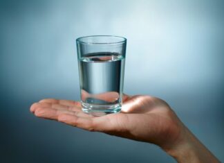 Mitul celor doi litri de lichide pe zi. De câtă apă avem nevoie, de fapt, ca să nu ne deshidratăm