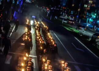 Ceremonia ,,Retragerii cu torţe”, acțiune în memoria militarilor căzuți la datorie