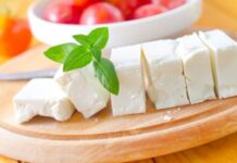 Avertizarea medicilor! Cât de sănătos este de fapt să mănânci roșii cu brânză