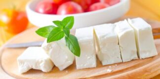 Avertizarea medicilor! Cât de sănătos este de fapt să mănânci roșii cu brânză