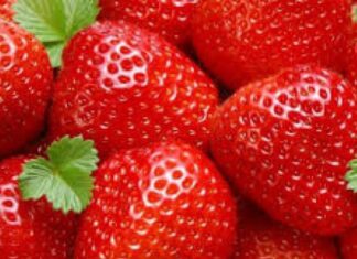 Aşa se prepară vinul de căpsuni. Efectele asupra sănătăţii sunt uimitoare