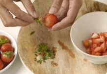 A strâns codiţe de căpşune într-un bol. Nu le vei mai arunca nici tu după ce vei citi asta!