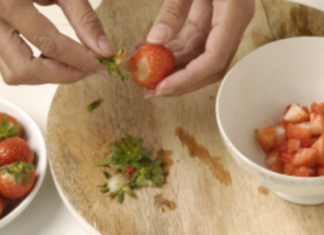 A strâns codiţe de căpşune într-un bol. Nu le vei mai arunca nici tu după ce vei citi asta!