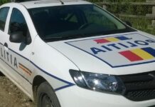 Reținuți după ce au urcat o tânără cu forța în mașină