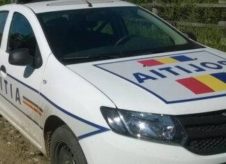 Reținuți după ce au urcat o tânără cu forța în mașină