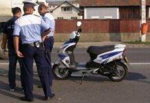 Pe moped neînmatriculat, fără permis