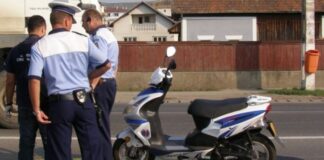 Pe moped neînmatriculat, fără permis