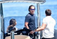 O slătineancă a întors toate privirile în vacanță. Bărbatul care a însoțit-o.