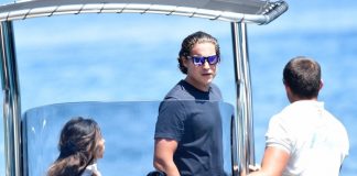 O slătineancă a întors toate privirile în vacanță. Bărbatul care a însoțit-o.