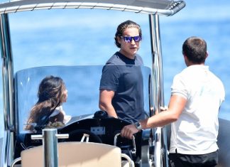 O slătineancă a întors toate privirile în vacanță. Bărbatul care a însoțit-o.