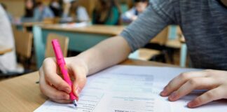 BAC: Un elev din Olt care ar fi încercat să copieze cu telefonul mobil, eliminat din examen