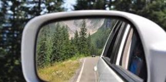 Șoferii cu deficiențe de auz, obligați să aibă oglinzi mai mari la mașină