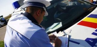 Rămâi făra permis pentru simpla ţinere în mână a telefonului mobil la volan. De când se aplică această prevedere