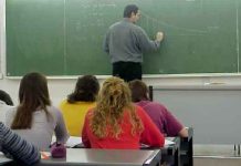 Zeci de profesori din Olt refuză pensionarea