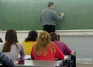 Zeci de profesori din Olt refuză pensionarea