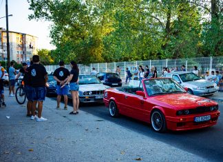 Copiii instituționalizați din Olt, plimbați cu mașini de colecție