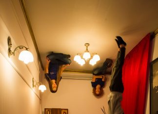 În premieră la Slatina – Oglinzi care deformează realitatea!