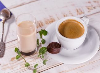 Cinci alimente și băuturi care îți distrug oasele încet dar sigur