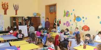 Prima zi de şcoală pentru zeci de copii „fără părinţi” din Olt