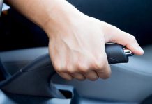 Cum este bine să lași mașina parcată: În viteză, pe liber sau cu frâna de mână trasă?