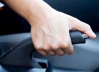 Cum este bine să lași mașina parcată: În viteză, pe liber sau cu frâna de mână trasă?