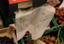 Schimbare majoră la Kaufland. Clienţii vor plăti pentru fiecare pungă în care pun legume sau fructe