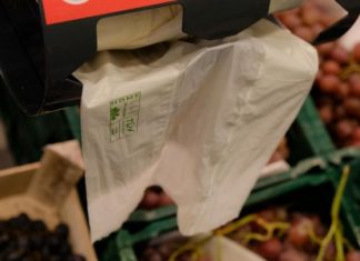 Schimbare majoră la Kaufland. Clienţii vor plăti pentru fiecare pungă în care pun legume sau fructe