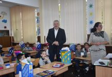 Știrbu, cadouri pentru elevii slătineni