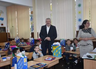 Știrbu, cadouri pentru elevii slătineni