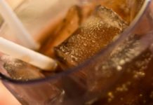 Otrava din pahar pe care toţi o consumăm. Ne distruge oasele şi dinţii!