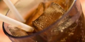 Otrava din pahar pe care toţi o consumăm. Ne distruge oasele şi dinţii!