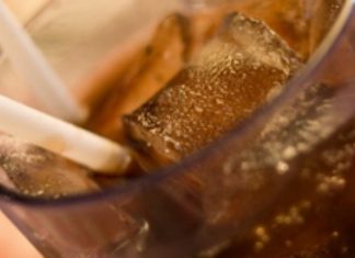 Otrava din pahar pe care toţi o consumăm. Ne distruge oasele şi dinţii!