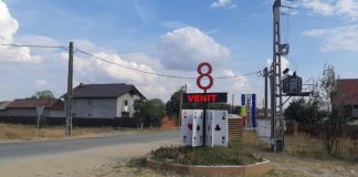 Un totem cu cifra 8 peste opt cărţi de joc imense, la intrarea într-o comună din Olt. Primar: A fost complicat să-l inventez