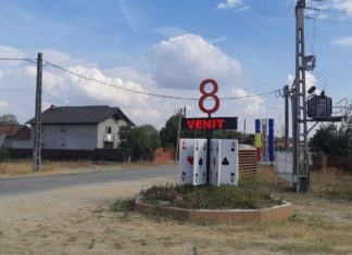 Un totem cu cifra 8 peste opt cărţi de joc imense, la intrarea într-o comună din Olt. Primar: A fost complicat să-l inventez