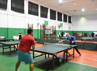 Sportivi printre pompieri