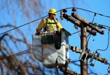 Sute de olteni din cinci localități, fără energie electrică