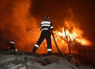 Patru ore s-au luptat pompierii cu flăcările, în Cezieni