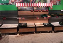 Rafturile unui supermarket din Slatina, goale