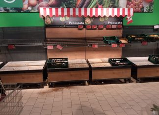 Rafturile unui supermarket din Slatina, goale