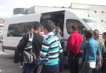 36 de persoane, înghesuite într-un microbuz pe ruta Slatina-Schitu