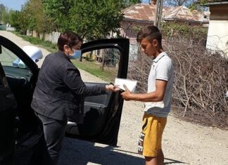 Măști împărțite localnicilor și la Scărișoara