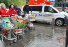 Polițiștii olteni au dus alimente familiilor nevoiașe din Slatina