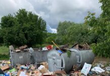 Primăria Valea Mare continuă ridicarea tomberoanelor de gunoi menajer din comună