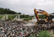 Râul Olteț, acoperit de crengi și pet-uri